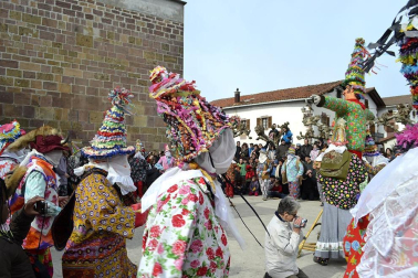 Los vecinos de la localidad han paseado a sus personajes más conocidos por las calles del municipio horas antes de quemar al malvado Miel Otxin