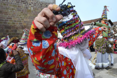 Los vecinos de la localidad han paseado a sus personajes más conocidos por las calles del municipio horas antes de quemar al malvado Miel Otxin