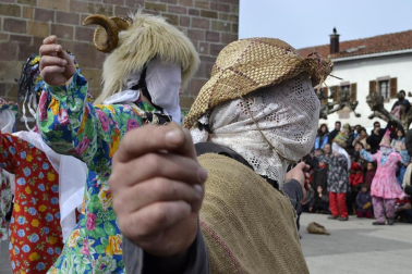 Los vecinos de la localidad han paseado a sus personajes más conocidos por las calles del municipio horas antes de quemar al malvado Miel Otxin