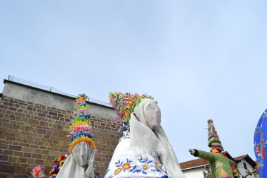 Los vecinos de la localidad han paseado a sus personajes más conocidos por las calles del municipio horas antes de quemar al malvado Miel Otxin