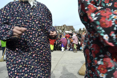 Los vecinos de la localidad han paseado a sus personajes más conocidos por las calles del municipio horas antes de quemar al malvado Miel Otxin