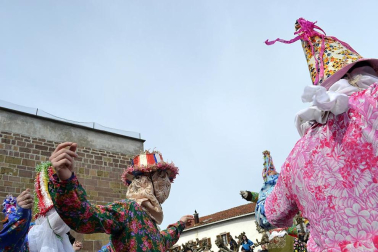 Los vecinos de la localidad han paseado a sus personajes más conocidos por las calles del municipio horas antes de quemar al malvado Miel Otxin