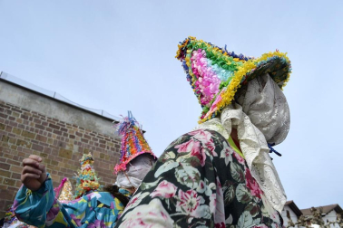 Los vecinos de la localidad han paseado a sus personajes más conocidos por las calles del municipio horas antes de quemar al malvado Miel Otxin