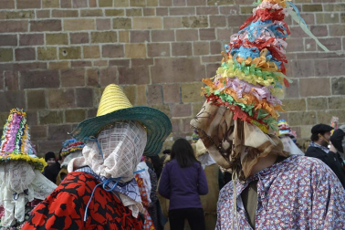 Los vecinos de la localidad han paseado a sus personajes más conocidos por las calles del municipio horas antes de quemar al malvado Miel Otxin