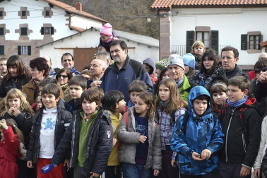 Los vecinos de la localidad han paseado a sus personajes más conocidos por las calles del municipio horas antes de quemar al malvado Miel Otxin