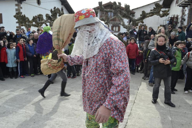 Los vecinos de la localidad han paseado a sus personajes más conocidos por las calles del municipio horas antes de quemar al malvado Miel Otxin