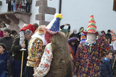 Los vecinos de la localidad han paseado a sus personajes más conocidos por las calles del municipio horas antes de quemar al malvado Miel Otxin