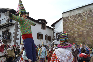 Los vecinos de la localidad han paseado a sus personajes más conocidos por las calles del municipio horas antes de quemar al malvado Miel Otxin