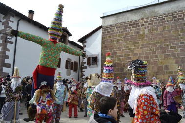 Los vecinos de la localidad han paseado a sus personajes más conocidos por las calles del municipio horas antes de quemar al malvado Miel Otxin