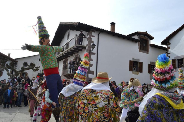 Los vecinos de la localidad han paseado a sus personajes más conocidos por las calles del municipio horas antes de quemar al malvado Miel Otxin