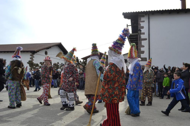 Los vecinos de la localidad han paseado a sus personajes más conocidos por las calles del municipio horas antes de quemar al malvado Miel Otxin