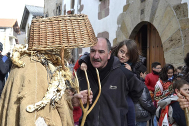 Los vecinos de la localidad han paseado a sus personajes más conocidos por las calles del municipio horas antes de quemar al malvado Miel Otxin