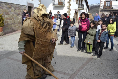 Los vecinos de la localidad han paseado a sus personajes más conocidos por las calles del municipio horas antes de quemar al malvado Miel Otxin