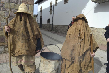 Los vecinos de la localidad han paseado a sus personajes más conocidos por las calles del municipio horas antes de quemar al malvado Miel Otxin