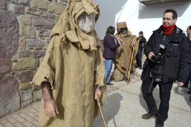 Los vecinos de la localidad han paseado a sus personajes más conocidos por las calles del municipio horas antes de quemar al malvado Miel Otxin