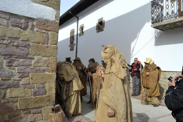 Los vecinos de la localidad han paseado a sus personajes más conocidos por las calles del municipio horas antes de quemar al malvado Miel Otxin