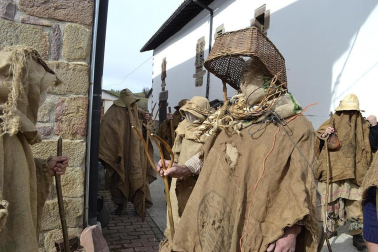 Los vecinos de la localidad han paseado a sus personajes más conocidos por las calles del municipio horas antes de quemar al malvado Miel Otxin