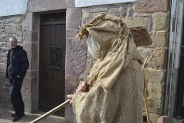 Los vecinos de la localidad han paseado a sus personajes más conocidos por las calles del municipio horas antes de quemar al malvado Miel Otxin