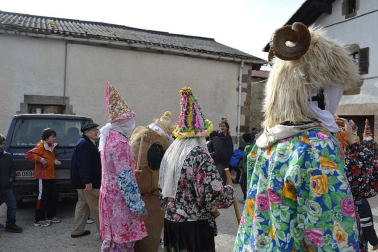 Los vecinos de la localidad han paseado a sus personajes más conocidos por las calles del municipio horas antes de quemar al malvado Miel Otxin