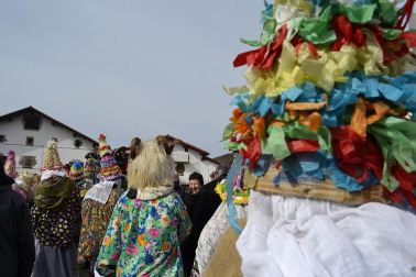 Los vecinos de la localidad han paseado a sus personajes más conocidos por las calles del municipio horas antes de quemar al malvado Miel Otxin
