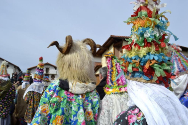 Los vecinos de la localidad han paseado a sus personajes más conocidos por las calles del municipio horas antes de quemar al malvado Miel Otxin