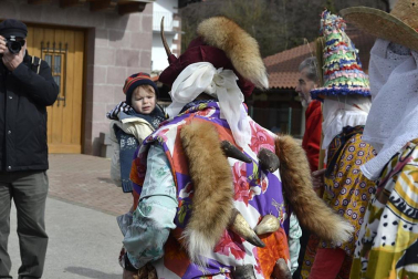 Los vecinos de la localidad han paseado a sus personajes más conocidos por las calles del municipio horas antes de quemar al malvado Miel Otxin
