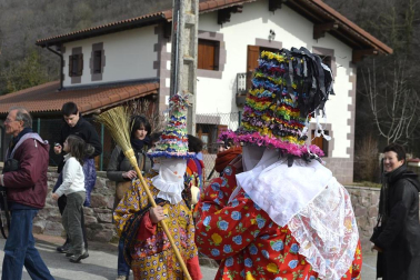 Los vecinos de la localidad han paseado a sus personajes más conocidos por las calles del municipio horas antes de quemar al malvado Miel Otxin