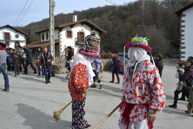 Los vecinos de la localidad han paseado a sus personajes más conocidos por las calles del municipio horas antes de quemar al malvado Miel Otxin