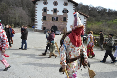 Los vecinos de la localidad han paseado a sus personajes más conocidos por las calles del municipio horas antes de quemar al malvado Miel Otxin