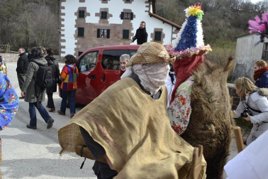 Los vecinos de la localidad han paseado a sus personajes más conocidos por las calles del municipio horas antes de quemar al malvado Miel Otxin