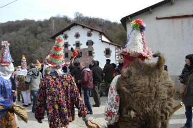 Los vecinos de la localidad han paseado a sus personajes más conocidos por las calles del municipio horas antes de quemar al malvado Miel Otxin