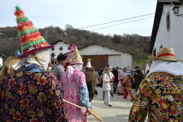 Los vecinos de la localidad han paseado a sus personajes más conocidos por las calles del municipio horas antes de quemar al malvado Miel Otxin