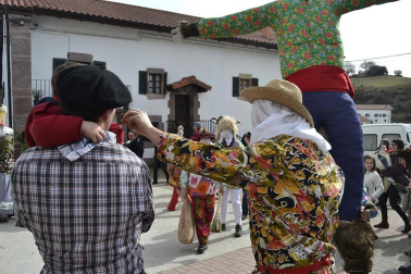 Los vecinos de la localidad han paseado a sus personajes más conocidos por las calles del municipio horas antes de quemar al malvado Miel Otxin