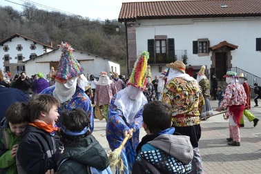 Los vecinos de la localidad han paseado a sus personajes más conocidos por las calles del municipio horas antes de quemar al malvado Miel Otxin