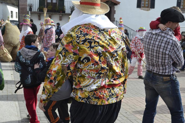 Los vecinos de la localidad han paseado a sus personajes más conocidos por las calles del municipio horas antes de quemar al malvado Miel Otxin