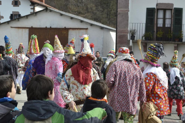 Los vecinos de la localidad han paseado a sus personajes más conocidos por las calles del municipio horas antes de quemar al malvado Miel Otxin