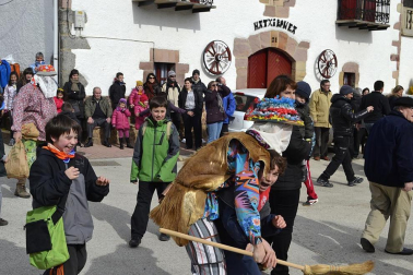 Los vecinos de la localidad han paseado a sus personajes más conocidos por las calles del municipio horas antes de quemar al malvado Miel Otxin
