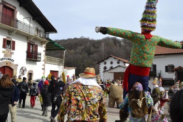 Los vecinos de la localidad han paseado a sus personajes más conocidos por las calles del municipio horas antes de quemar al malvado Miel Otxin