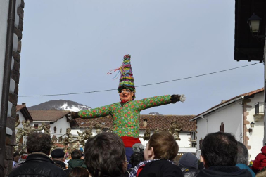 Los vecinos de la localidad han paseado a sus personajes más conocidos por las calles del municipio horas antes de quemar al malvado Miel Otxin