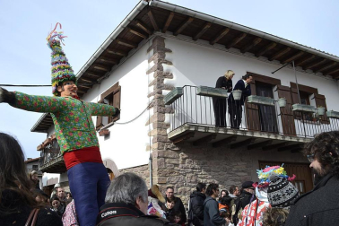 Los vecinos de la localidad han paseado a sus personajes más conocidos por las calles del municipio horas antes de quemar al malvado Miel Otxin