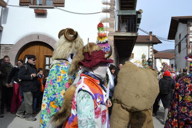 Los vecinos de la localidad han paseado a sus personajes más conocidos por las calles del municipio horas antes de quemar al malvado Miel Otxin