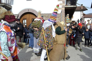 Los vecinos de la localidad han paseado a sus personajes más conocidos por las calles del municipio horas antes de quemar al malvado Miel Otxin