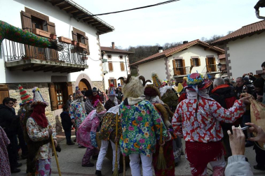 Los vecinos de la localidad han paseado a sus personajes más conocidos por las calles del municipio horas antes de quemar al malvado Miel Otxin