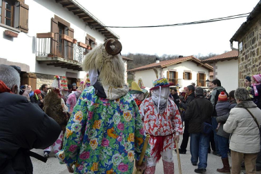Los vecinos de la localidad han paseado a sus personajes más conocidos por las calles del municipio horas antes de quemar al malvado Miel Otxin