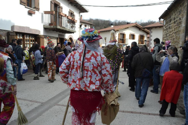 Los vecinos de la localidad han paseado a sus personajes más conocidos por las calles del municipio horas antes de quemar al malvado Miel Otxin