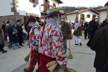 Los vecinos de la localidad han paseado a sus personajes más conocidos por las calles del municipio horas antes de quemar al malvado Miel Otxin