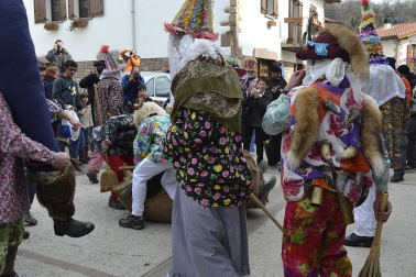 Los vecinos de la localidad han paseado a sus personajes más conocidos por las calles del municipio horas antes de quemar al malvado Miel Otxin