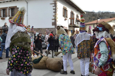 Los vecinos de la localidad han paseado a sus personajes más conocidos por las calles del municipio horas antes de quemar al malvado Miel Otxin