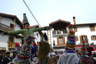 Los vecinos de la localidad han paseado a sus personajes más conocidos por las calles del municipio horas antes de quemar al malvado Miel Otxin