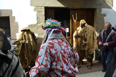 Los vecinos de la localidad han paseado a sus personajes más conocidos por las calles del municipio horas antes de quemar al malvado Miel Otxin